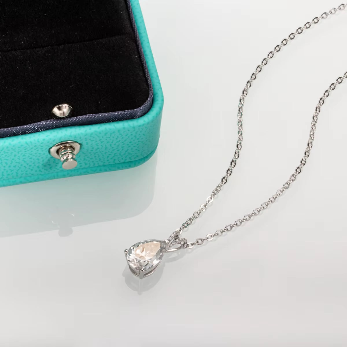 HealthBeauty-Products (™) Pear Cut Teardrop Moissanite Diamond Pendant