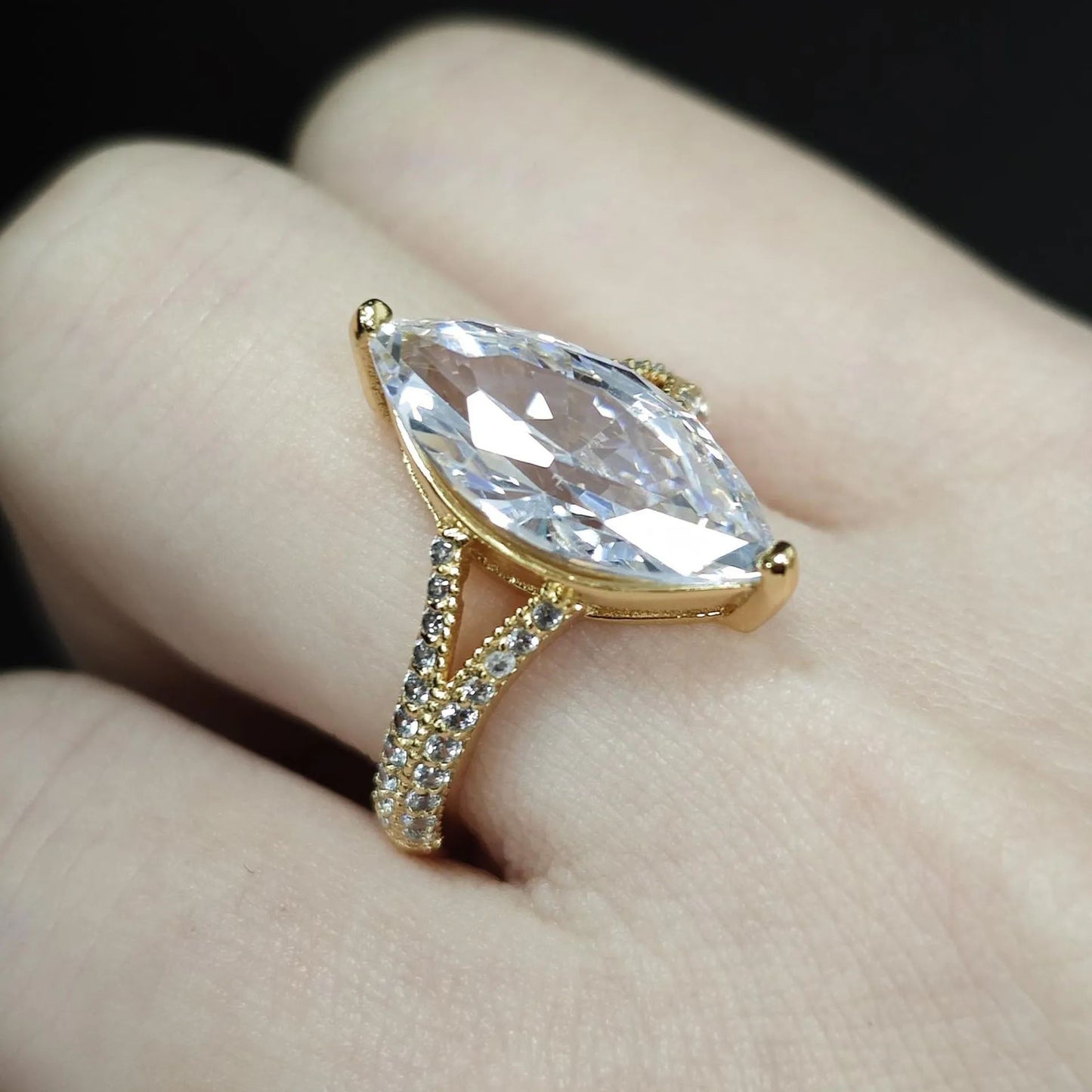 Diamond-studded Ring Women's Design Water Drop Pear Shape