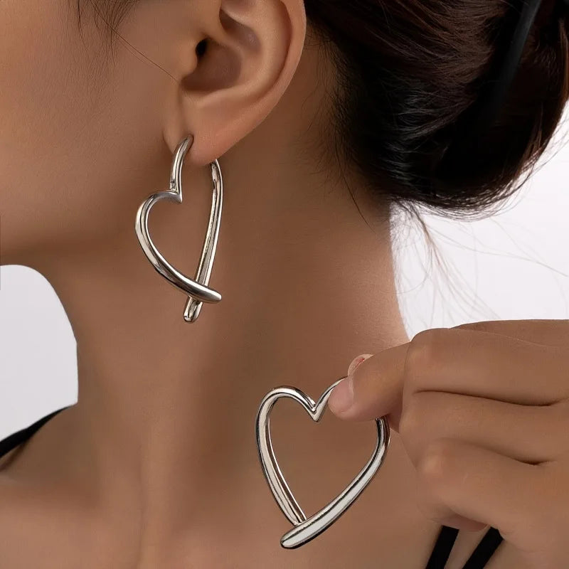 Fashion Personality Love Earrings for Women Niche Design Sense Girl Golden Earrings Simple Jewelry Gift Silvery