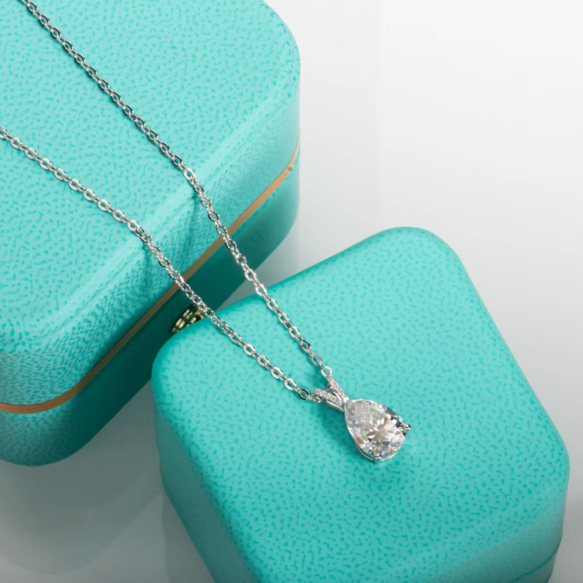 HealthBeauty-Products (™) Pear Cut Teardrop Moissanite Diamond Pendant